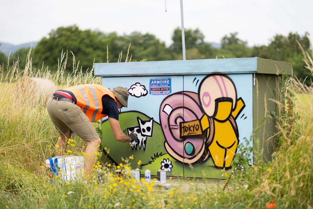 Fresque street art dans un village